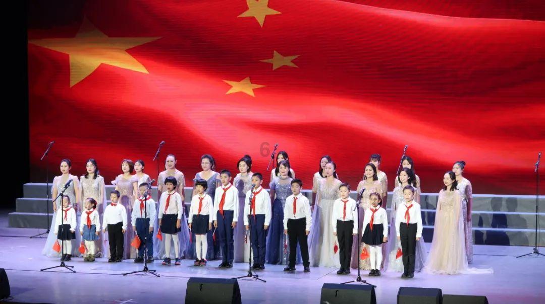 张婧仪雪地戴贝雷帽软萌俏皮 甜美如冬日初恋